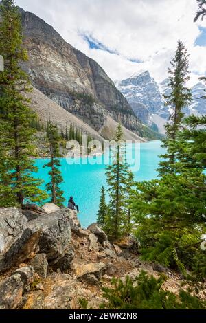 Alleinreisende am Moraine Lake und dem Tal der zehn Gipfel, Rockies, Banff National Park, UNESCO-Weltkulturerbe, Alberta, Kanada, Nordamerika Stockfoto