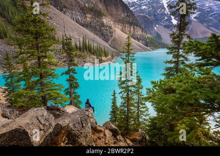 Alleinreisende am Moraine Lake und dem Tal der zehn Gipfel, Rockies, Banff National Park, UNESCO-Weltkulturerbe, Alberta, Kanada, Nordamerika Stockfoto