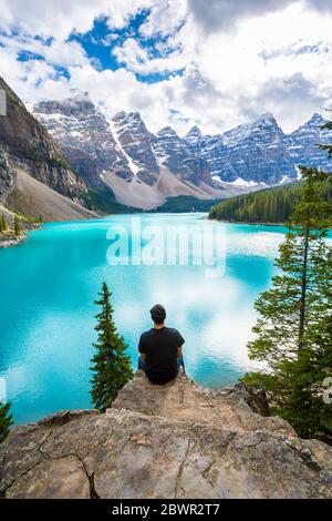 Alleinreisende am Moraine Lake und dem Tal der zehn Gipfel, Rockies, Banff National Park, UNESCO-Weltkulturerbe, Alberta, Kanada, Nordamerika Stockfoto