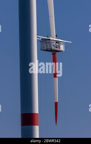 Dummerstorf, Deutschland. Mai 2020. Spezialisten warten ein Rotorblatt aus einem Maschinenhaus an einer Windenergieanlage des Betreibers Wind-Projekt. Die Nordex-Turbinen wurden 2018 errichtet und haben einen Rotordurchmesser von 131 Metern. Quelle: Jens Büttner/dpa-Zentralbild/ZB/dpa/Alamy Live News Stockfoto