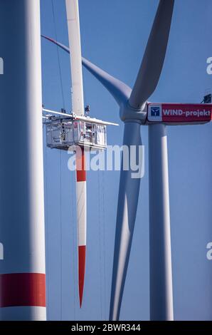 Dummerstorf, Deutschland. Mai 2020. Spezialisten warten ein Rotorblatt aus einem Maschinenhaus an einer Windenergieanlage des Betreibers Wind-Projekt. Die Nordex-Turbinen wurden 2018 errichtet und haben einen Rotordurchmesser von 131 Metern. Quelle: Jens Büttner/dpa-Zentralbild/ZB/dpa/Alamy Live News Stockfoto