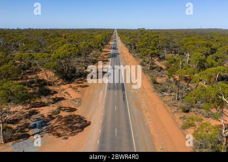 Luftaufnahme einer langen geraden Straße im australischen Outback in Westaustralien Stockfoto