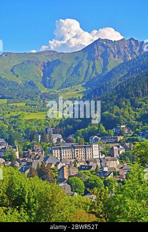 Sancy Range und die Stadt Mont-Dore, Puy-de-Dome, Auvergne, Massif-Central, Frankreich Stockfoto