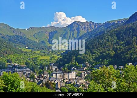 Sancy Range und die Stadt Mont-Dore, Puy-de-Dome, Auvergne, Massif-Central, Frankreich Stockfoto