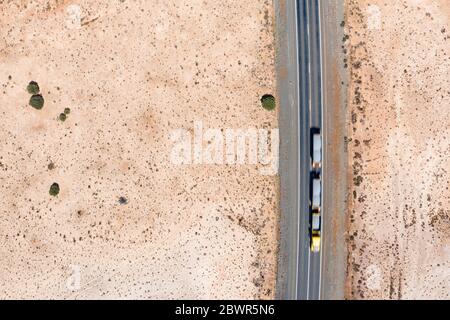 Luftaufnahmen der Straße über den trockenen rosa See auf dem Coolgardie-Esperance-Highyway nördlich von Norseman in Westaustralien Stockfoto