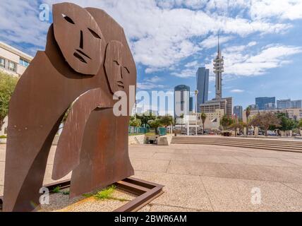 Blick auf Stahlkunstwerke und Skyline vom Tel Aviv Performing Arts Centre, Tel Aviv, Israel, Mittlerer Osten Stockfoto