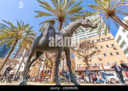 Blick auf die Statue, Palmen und Gehweg auf dem Rothschild Boulevard, Tel Aviv, Israel, Naher Osten Stockfoto