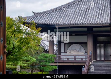 KYOTO, JAPAN - 18. OKTOBER 2019: Die Marmorstatue des liegenden Buddha unter dem geschwungenen Dach des Hauptgebäudes des Daiun-in Tempels. Kyoto. Japan Stockfoto