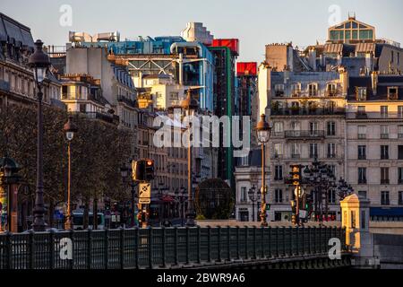 Paris, Frankreich - 4. April 2020: Typisches pariser Gebäude und Beauboug-Zentrum im Hintergrund Stockfoto