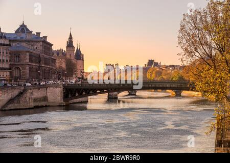 Paris, Frankreich - 5. April 2020: 20. Tag der Eindämmung wegen Covid-19 vor der Conciergerie und Brücke über die seine in Paris Stockfoto