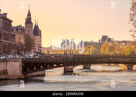 Paris, Frankreich - 5. April 2020: 20. Tag der Eindämmung wegen Covid-19 vor der Conciergerie und Brücke über die seine in Paris Stockfoto