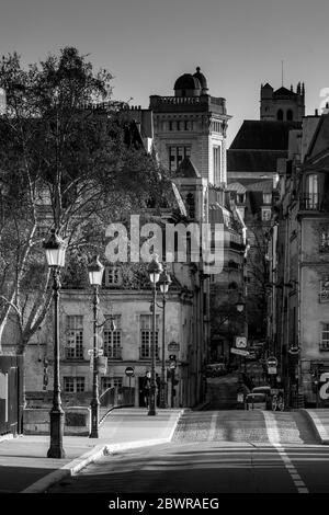 Paris, Frankreich - 5. April 2020: 20. Tag der Eindämmung wegen Covid-19. Niemand auf der Brücke bei Notre Dame de Paris Stockfoto