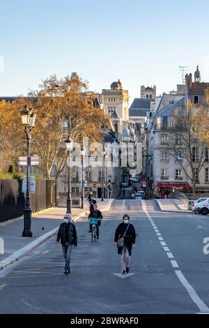 Paris, Frankreich - 5. April 2020: 20. Tag der Eindämmung wegen Covid-19. In Paris gehen die Menschen mit Virenschutzmasken auf die Straße Stockfoto