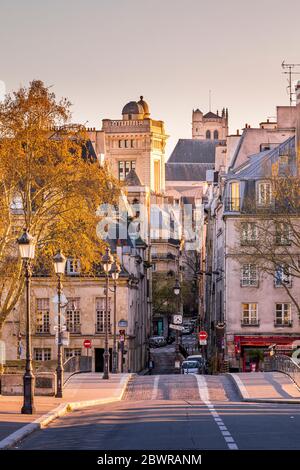 Paris, Frankreich - 5. April 2020: 20. Tag der Eindämmung wegen Covid-19. Niemand auf der Brücke bei Notre Dame de Paris Stockfoto