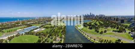 Melbourne Australien 4. Februar 2020 : Luftaufnahme der Gebäude auf der Albert Park F1 Grand Prix Strecke mit dem See und der Stadt Melbourne in der b Stockfoto