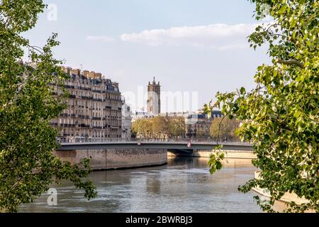 Paris, Frankreich - 9. April 2020: Typische Haussmannsche Gebäude auf der Ile Saint Louis während der Eindämmungsmaßnahmen aufgrund von Covid-19 Stockfoto