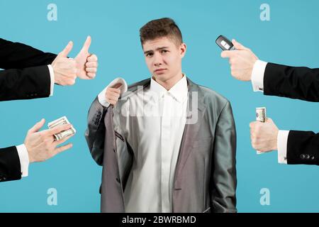 Trauriger Teenager mit einem reichen Vater, der mit einem silbernen Löffel im Mund geboren wurde Stockfoto