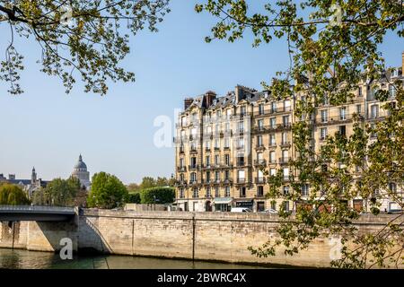 Paris, Frankreich - 10. April 2020: Typische Haussmannsche Gebäude auf der Ile Saint Louis während der Eindämmungsmaßnahmen aufgrund von Covid-19 Stockfoto