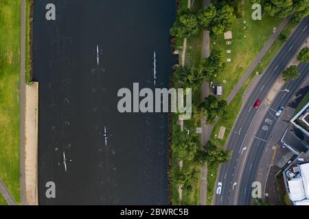 Blick von oben auf die frühmorgendlichen Ruderer am Yarra River in Melbourne, Australien Stockfoto