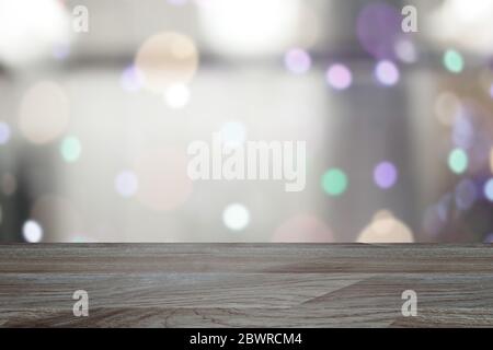 Old Top Wood Table mit vor abstrakten verschwommenen Hintergrund der modernen Restaurant-Raum-Lichter. Leere Kopie Platz auf dem Tisch für Produkt-Display Mo Stockfoto