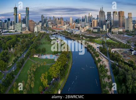 Melbourne Australien 2. Februar 2020 : Luftpanorama von Rudern, die im Licht der Vordämmerungszeit am Yarra River trainieren, mit der Stadt Melbourne Stockfoto