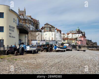 Cromer, Norfolk - Krabbenboote, die während der Covid-19-Epidemie am Strand am Rocket House mit der Stadt Cromer hinter sich hergezogen wurden. Stockfoto