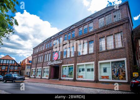 28. Mai 2020, Mecklenburg-Vorpommern, Dömitz: In den Schaufenstern des ehemaligen Rudolf Karstadt Kaufhauses hängen Bilder der Fotoausstellung "50 Jahre Holzstock". Im seit Jahren leerstehenden Kaufhaus eröffnet die Schau am 29.05.2020 mit Bildern, Musik und Videos über das berühmte Festival, das im August 1969 im US-Bundesstaat New York gefeiert wurde. Gezeigt werden 160 ausgewählte Fotografien von Elliott Landy, der 1969 offizieller Fotograf des Festivals war. Das Gebäude aus dem Jahr 1926, das seit fast 30 Jahren leer war, war das zweite Gebäude nach dem bau Stockfoto