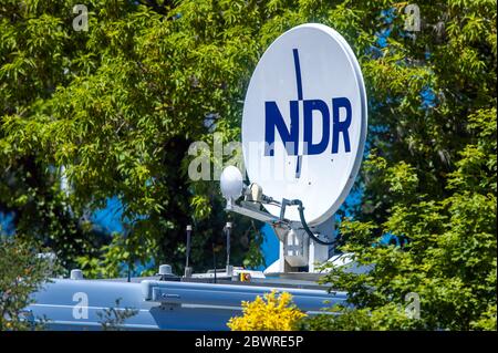 30. Mai 2020, Mecklenburg-Vorpommern, Warnemünde: Auf dem Übertragungswagen des Norddeutschen Rundfunks (NDR) wurde eine Parabolantenne für eine Live-Übertragung installiert. Foto: Jens Büttner/dpa-Zentralbild/ZB Stockfoto