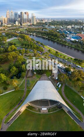 Melbourne Australien 2. Februar 2020: Panoramasicht über die Luft auf die Myer Music Bowl neben dem Yarra River in Melbourne Australien Stockfoto