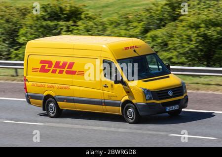 DHL-Lieferwagen Mann Fahrgelb 2017 gelb VW Volkswagen Crafter Cr35 TDI BMT, Manchester, UK; Fahrzeugverkehr, Transport, modern, auf der 3-spurigen Autobahn. Stockfoto