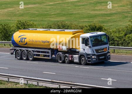 Hoyer Group JET Tankwagen; Bulk-Transport Lieferwagen, Transport, LKW, Transport, LKW, Fracht, MAN Fahrzeug, Tanker Lieferung, Transportindustrie, Tankwagen, Gas-LKW, Kraftstoff-LKW, oder Tankwagen auf der M6 in Lancaster, Großbritannien Stockfoto