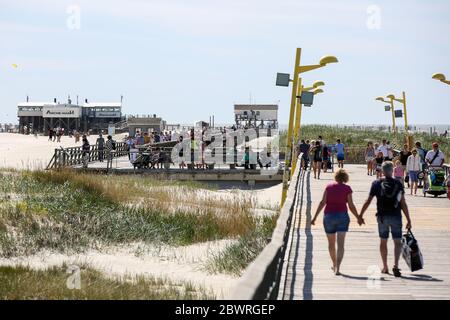 St. Peter Ording, Deutschland. Juni 2020. Urlauber sind auf der Anlegestelle in Sankt Peter-Ording. Der Pier verbindet einen Strandabschnitt mit der Promenade und ist gut einen Kilometer lang. St. Peter-Ording wurde wegen der Koronakrise über Pfingsten einem Verbot von Tagesbesuchern ausgesetzt. Kredit: Bodo Marks/dpa/Alamy Live News Stockfoto