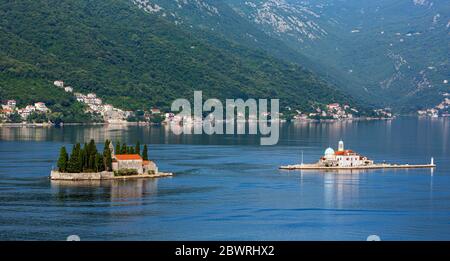 Perast, Montenegro. Bucht von Kotor. St. George's Insel mit seinem Benediktinerkloster (links) und der künstlichen Insel unserer Lieben Frau vom Felsen (rechts) Stockfoto