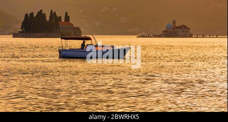 Perast, Montenegro auf die Bucht von Kotor.  Inseln von St. George (links) und Our Lady of the Rocks Stockfoto