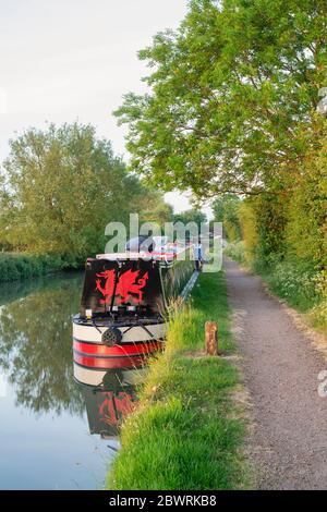 Walisisches Schmalboot auf dem oxford Kanal bei Sonnenaufgang. Napton on the Hill, Warwickshire, England Stockfoto