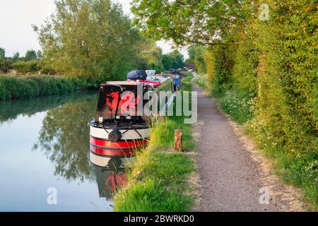 Walisisches Schmalboot auf dem oxford Kanal bei Sonnenaufgang. Napton on the Hill, Warwickshire, England Stockfoto