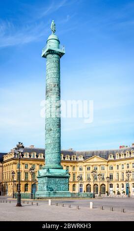 Die Säule Vendôme steht im Zentrum des Place Vendôme in Paris, Frankreich, mit luxuriösen Boutiquen, Hotels und Privathäusern. Stockfoto