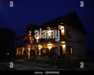 Das Hotel liegt im kleinen Dorf im Süden von Laos Stockfoto