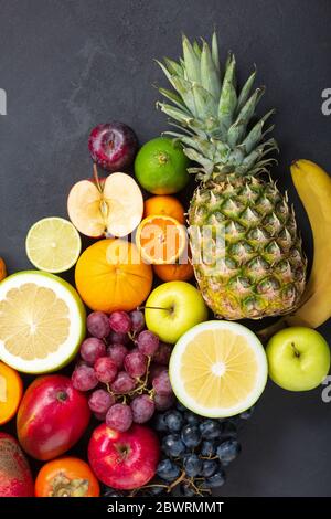 Auswahl an exotischen Früchten. Healthy Food Konzept Hintergrund. Draufsicht Stockfoto