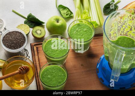 Detox-Drink aus Spinat und grünem Gemüse. Gesunde Ernährung, Nahaufnahme Stockfoto