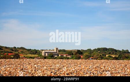 Ein Blick von der Meerseite des Schindelkammes in Richtung der Kirche und des Dorfes Salthouse, Norfolk, England, Großbritannien, Europa. Stockfoto