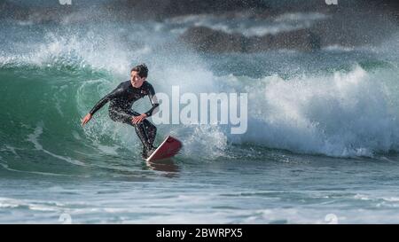 Ein Panoramabild der Surfaktion in Fistral in Newquay in Cornwall. Stockfoto