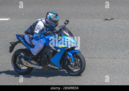 Blue Suzuki GSX-X Motorradfahrer; zwei Radtransporte, Motorräder, Fahrzeug, Straßen, Motorräder, Motorradfahrer fahren auf der Autobahn M6 Chorley, Großbritannien Stockfoto