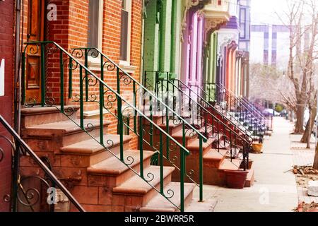 Viele farbenfrohe verschiedene Treppenhäuser und Handläufe von typischen Albany Häusern in Lancaster Street, NY, USA Stockfoto