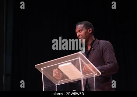 Lemn Sissay spricht beim Sevenoaks Literary Festival 2019 mit einem Publikum Stockfoto