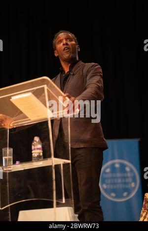 Lemn Sissay spricht beim Sevenoaks Literary Festival 2019 mit einem Publikum Stockfoto