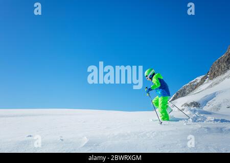 Junge in der Wanderschule Spaß im Schnee Winter Aktivitätskonzept Stockfoto