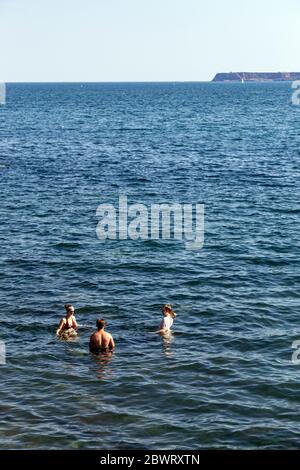 2 Meter Abstand, Coronavirus, N95 Gesichtsmaske, Gesundheitswesen und Medizin, Mitarbeiter im Gesundheitswesen, Pflegeheim, Besuch, COVID-19, Stockfoto