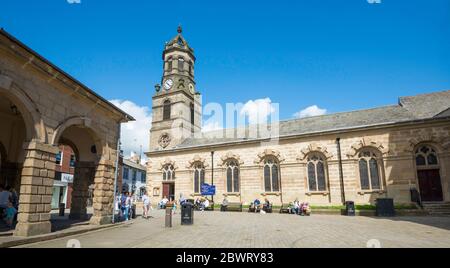 Die Pfarrkirche St. Giles, Marktplatz und altes Marktgebäude in Pontefract, West Yorkshire Stockfoto