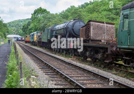 Lagergleitung mit rollendem Material, das auf der North York Moors Railway in der Nähe von Grosmont, North Yorkshire, repariert und restauriert werden muss Stockfoto